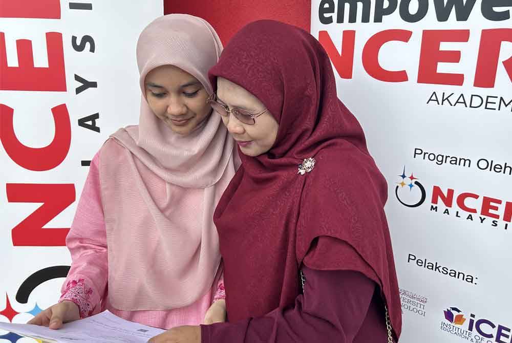 Nurul Aziyana menghadiahkan kejayaan keputusan 9A SPM 2023 buat ibunya Norizan yang menjadi tulang belakangnya setelah kematian bapa.