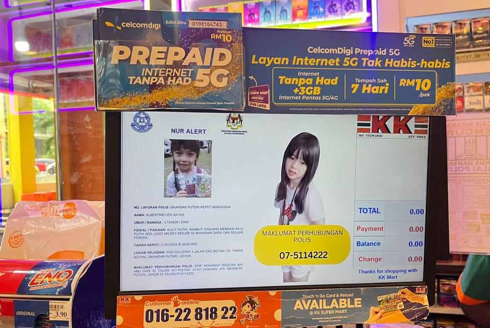 Notis pencaraian kanak-kanak perempuan yang hilang di Johor Bahru dipasang di semua 866 cawangan KK Super Mart.