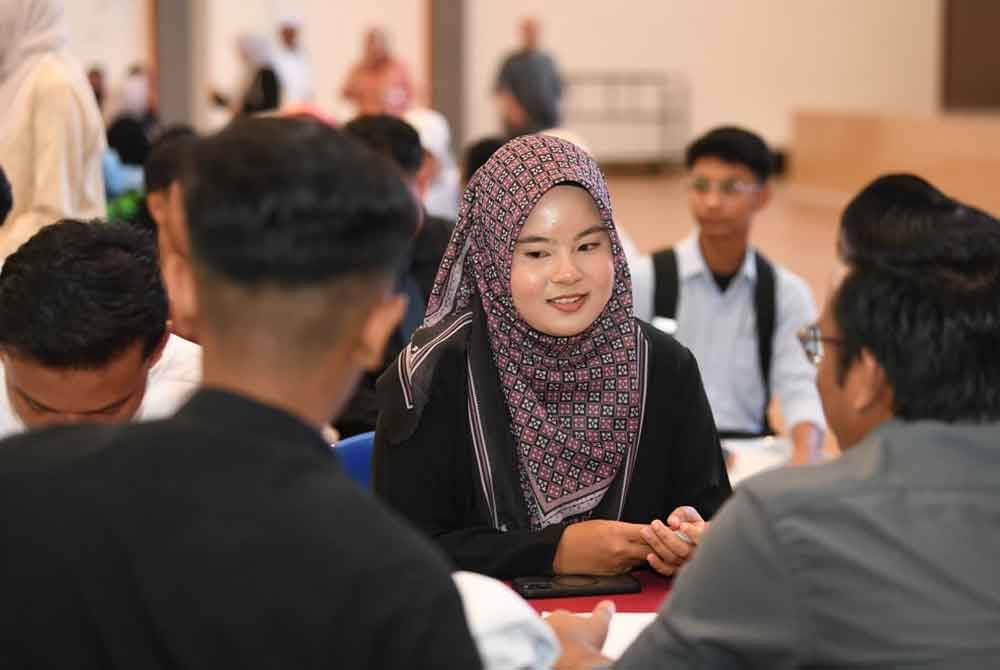 Atlet ekuestrian negara, Anfal Insyirah menyambung pengajian peringkat asasi di Universiti Malaysia Kelantan (UMK) Jeli.