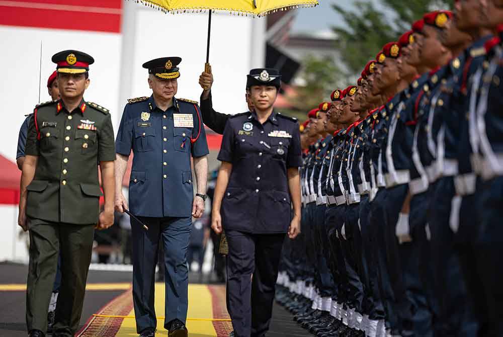 Sultan Nazrin berkenan memeriksa kawalan kehormatan ketika baginda berangkat merasmikan Akademi Bomba dan Penyelamat Malaysia (ABPM) Wilayah Utara di Tronoh pada Selasa. Foto Bernama