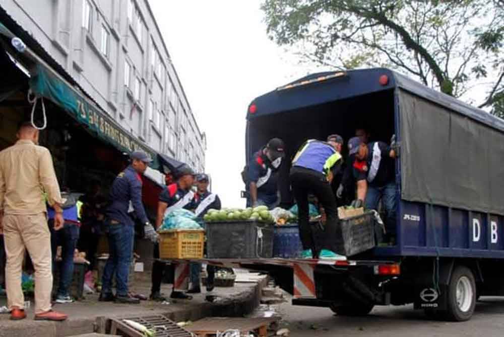 DBKL mengambil 16 tindakan sita mengikut Seksyen 46(1)(d), Akta Jalan, Parit dan Bangunan 1974 dan Undang-Undang Kecil Pelesenan Penjaja (WPKL) 2016 - Foto: DBKL