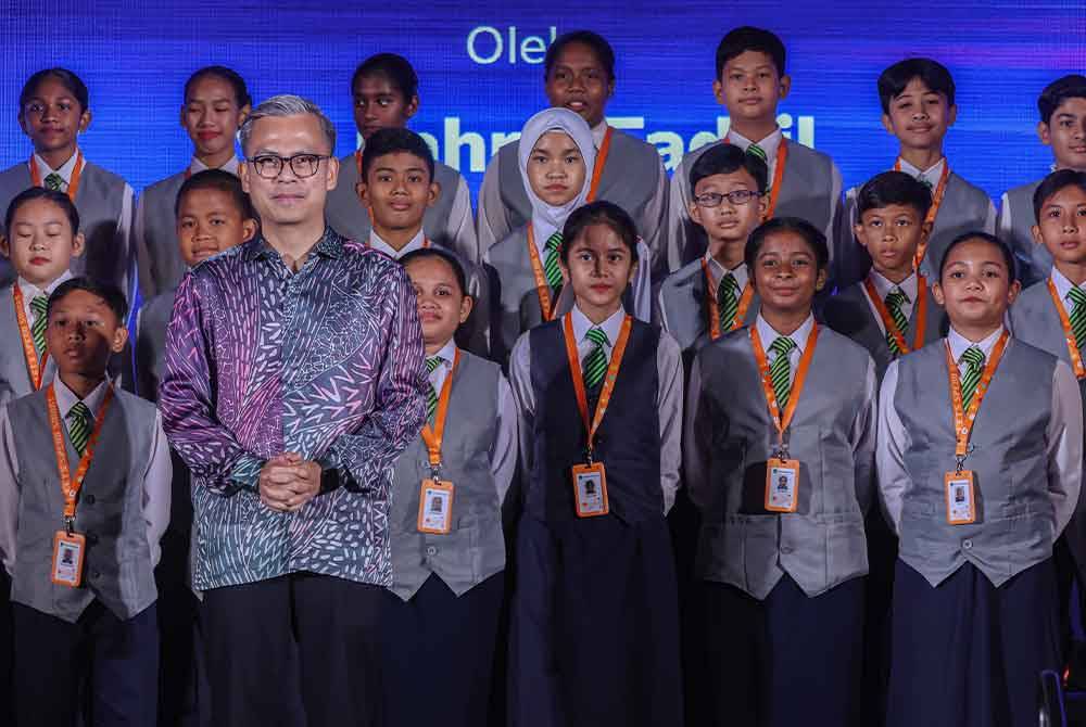 Fahmi bergambar bersama pelajar yang memakai kad U Mobile Digital School pada majlis perasmian Sekolah Digital bersama U mobile di Nexus Connexion Conference and Event Centre, pada Selasa. Foto Bernama