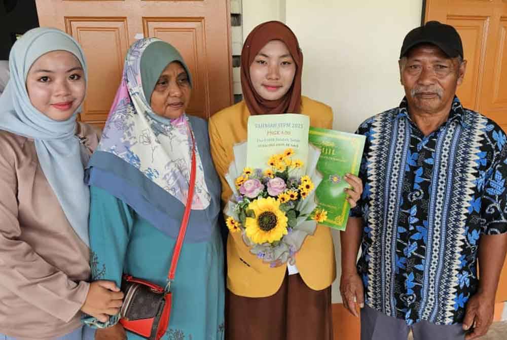 Riska (dua dari kanan) bersama ibu bapa dan adiknya selepas menerima sijil pada Majlis Pengumuman Keputusan STPM 2023, di Kolej Tingkatan Enam Kota Kinabalu.