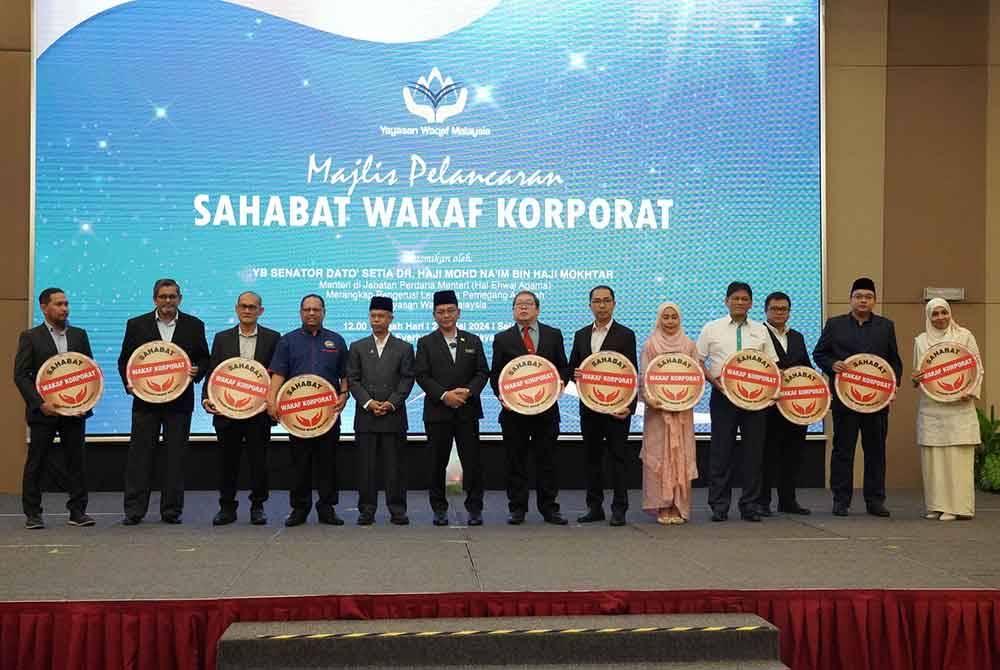 Mohd Na&#039;im (enam dari kiri) bergambar bersama wakil agensi dan syarikat korporat yang menjadi Sahabat Wakaf Korporat YWM.