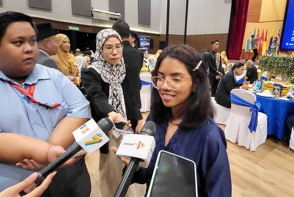 Ananda Ishwary (kanan) ketika ditemui selepas Majlis Anugerah Pelajar Terbaik Peringkat Kebangsaan STPM dan MUET Tahun 2023 di Dewan Besar Majlis Peperiksaan Malaysia Persiaran 1, Batu Caves pada Selasa.