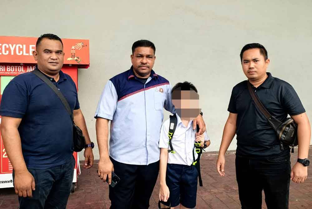 Anggota polis menemui kanak-kanak berkenaan di sebuah pusat beli belah di Tebrau. Foto PDRM