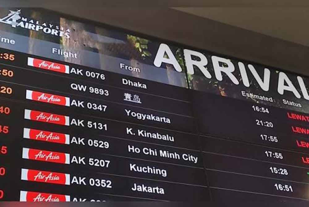 Kesemua mereka tiba di Lapangan Terbang Antarabangsa Kuala Lumpur (KLIA) Terminal 2 di sini pada jam 4.56 petang melalui pesawat AirAsia AK0076. Foto Awani