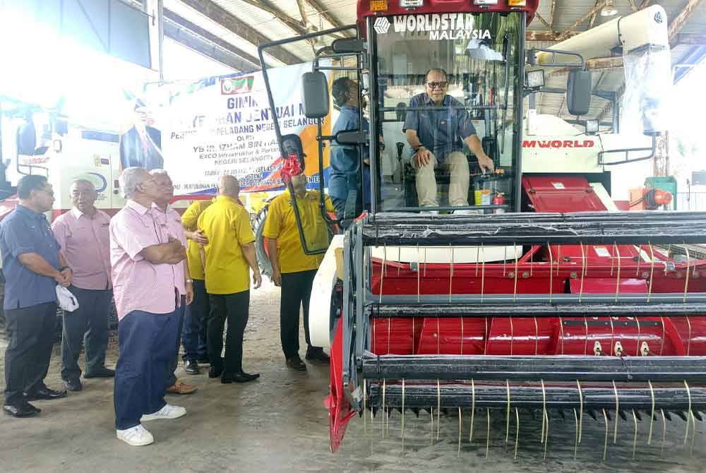 Izham melakukan gimik pemanduan jentuai mini ada majlis terbabit di PPN Jentera di Jalan Tali Air 10, Pasir Panjang, Sekinchan pada Selasa.