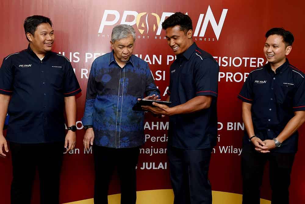 Ahmad Zahid (dua dari kiri) merangkap Menteri Kemajuan desa dan Wilayah (KKDW) melakukan gimik perasmian Pusat Fisioterapi dan Rehabilitasi Sukan ProPain, pada Selasa. Turut hadir Pengerusi Kumpulan ProPain, Dr Shahir Anuar (kiri) dan Pengarah Urusan Kumpulan ProPain, Khairi Sulaiman (kanan). Foto Bernama