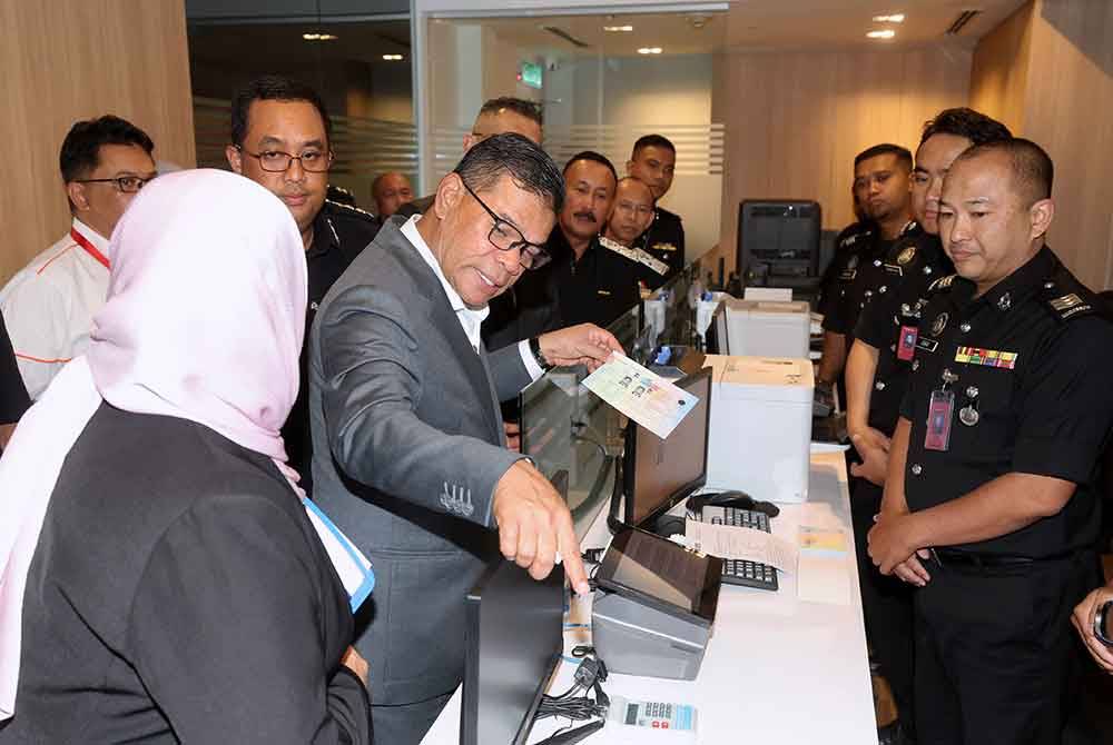 Saifuddin Nasution (dua dari kiri) ketika melawat pada Majlis Pelancaran Pusat Satelit Ekspatriat di Lapangan Terbang Antarabangsa Kuala Lumpur (KLIA) Terminal 2, pada Selasa. Foto Bernama