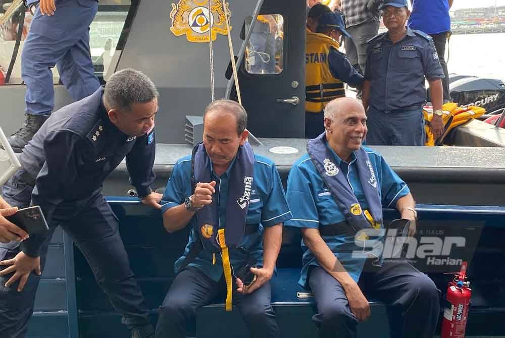 Ismail (tengah) bersiap sedia mendengar penerangan semasa melakukan rondaan di sempadan Sungai Golok di Malaysia-Thailand berhampiran Pengkalan Kubor, Tumpat pada Selasa.