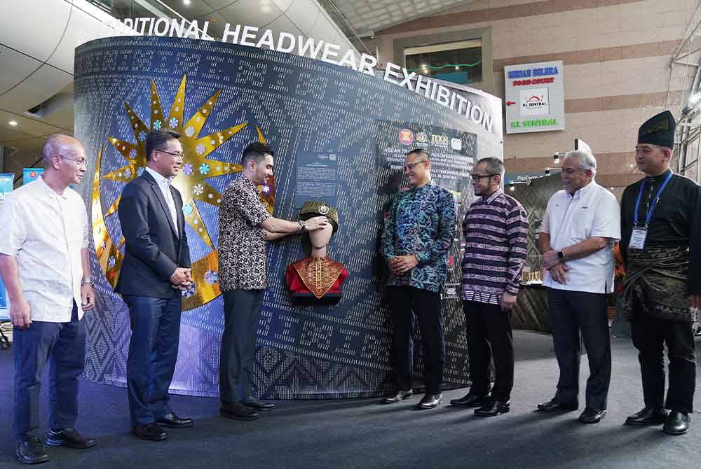 Khairul Firdaus (tiga dari kiri) merasmikan program ASEAN Heritage Train yang diadakan di Kuala Lumpur Sentral pada Selasa.