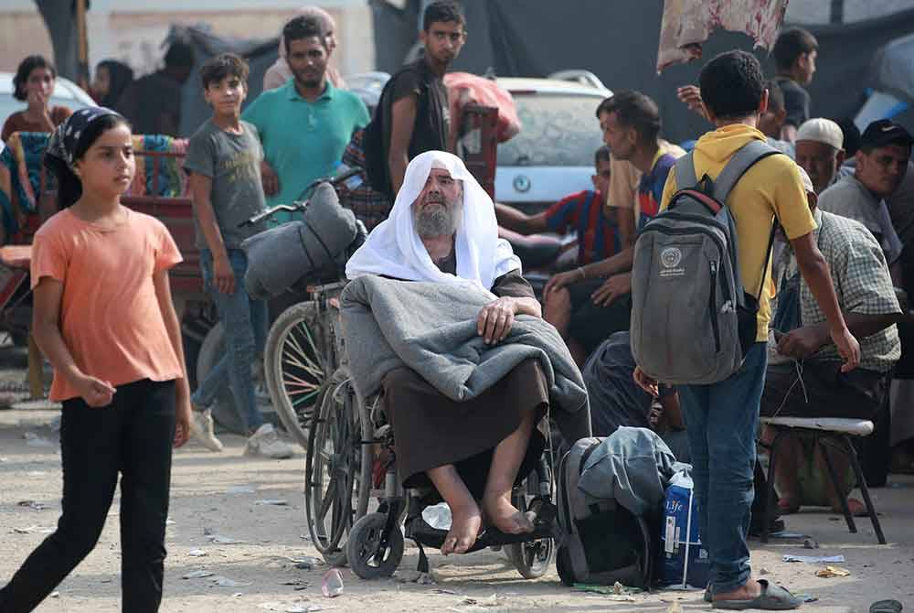 Beribu-ribu rakyat Palestin yang melarikan diri berikutan arahan pemindahan sementara oleh tentera Israel ke bahagian Khan Yunis, termasuk zon kemanusiaan Al-Mawasi, tiba di kawasan lain di bandar selatan Semenanjung Gaza. Foto AFP