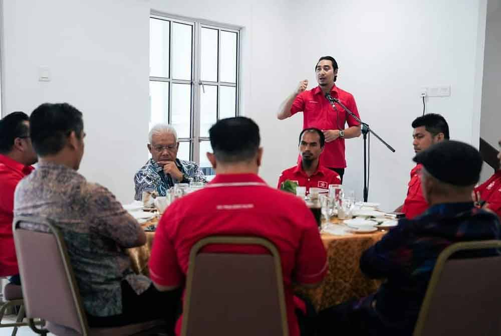 Wan Ahmad Fayhsal (berdiri) semasa meghadiri mesyuarat kepimpinan Armada Bersatu Nasional dan Kelantan bagi persiapan PRK Nenggiri.