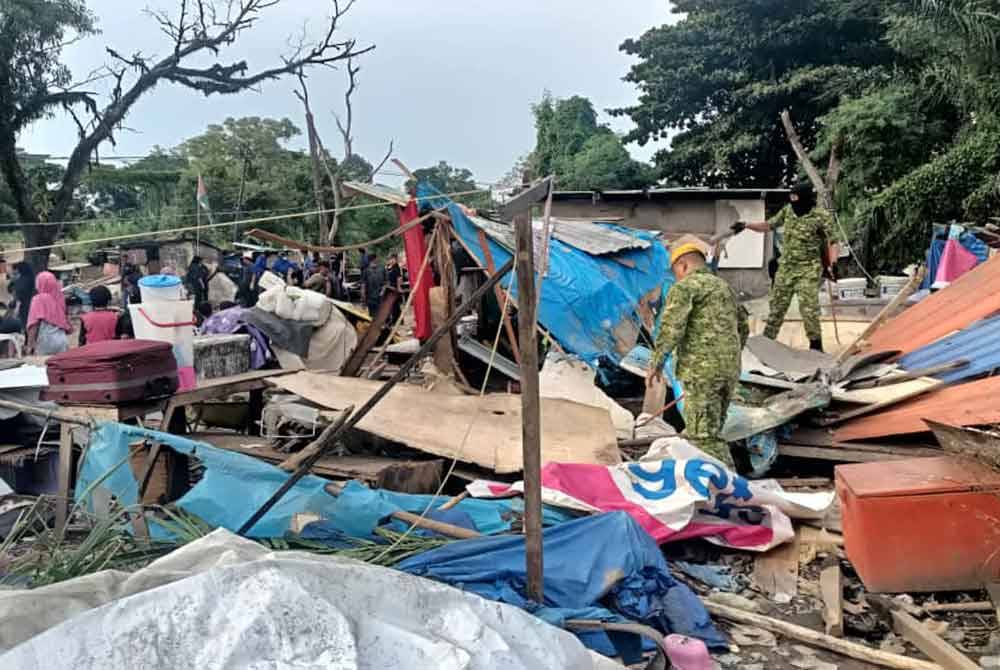 Operasi selama hampir dua jam ini telah merobohkan sebanyak 51 rumah setinggan yang dibina di kawasan berhampiran Sabah Trade Centre, di Likas.