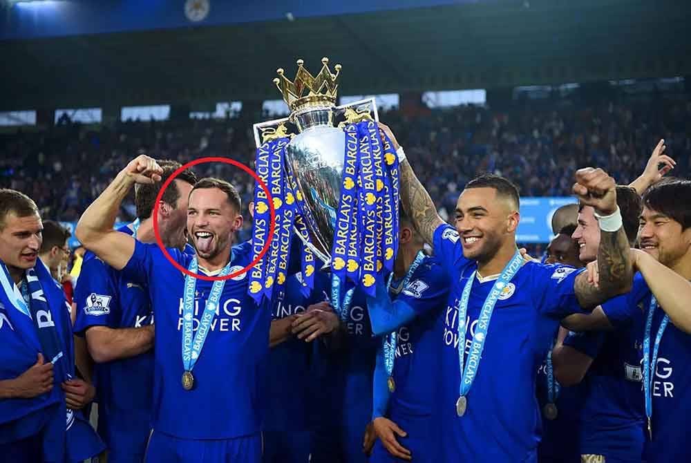 Drinkwater menjulang trofi EPL selepas Leicester dinobat juara keseluruhan bagi musim 2015/16. Foto Agensi