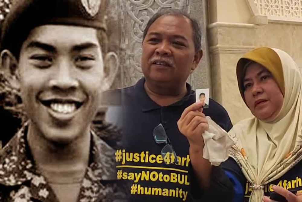 Bapa kepada Allahyarham Zulfarhan Osman iaitu Zulkarnain Idros (kanan) dan isterinya, Hawa Osman menunjukkan gambar anak mereka ketika ditemui di Mahkamah Tinggi pada Selasa.