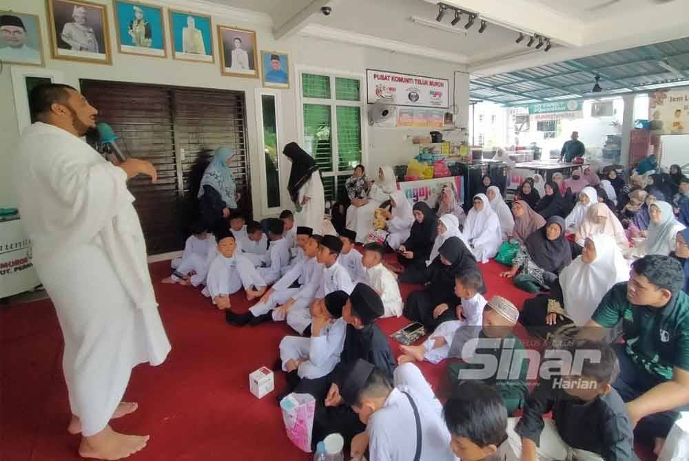 Mohd Faiz (kiri) menyampaikan ceramah kepada peserta yang terdiri daripada ahli Rumah Ngaji Komuniti Teluk Muroh sempena Kursus Umrah Perdana di Homestay D&#039;Leemaz, Teluk Muroh pada Ahad.