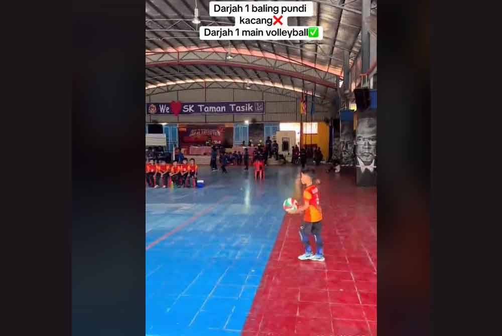 Aksi Ayyash ketika bermain bola tampar yang dikongsi pengguna aplikasi Tiktok @cikgubulan