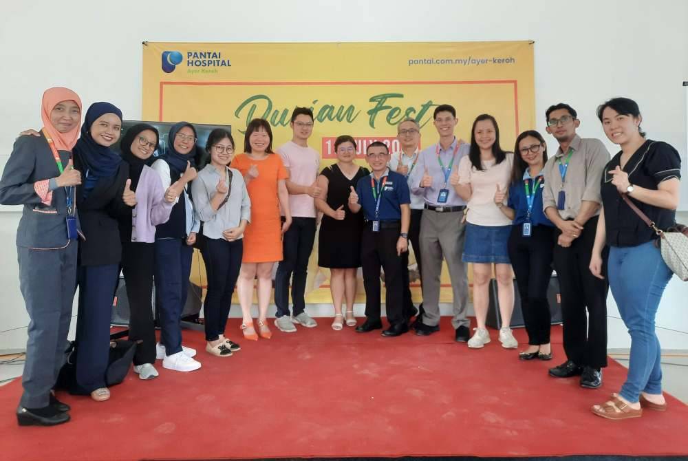 Yew Aik (tujuh dari kanan) bersama rakan kongsi, perunding dan petugas ketika Jamuan Durian Hospital Pantai Ayer Keroh pada 13 Julai lalu.