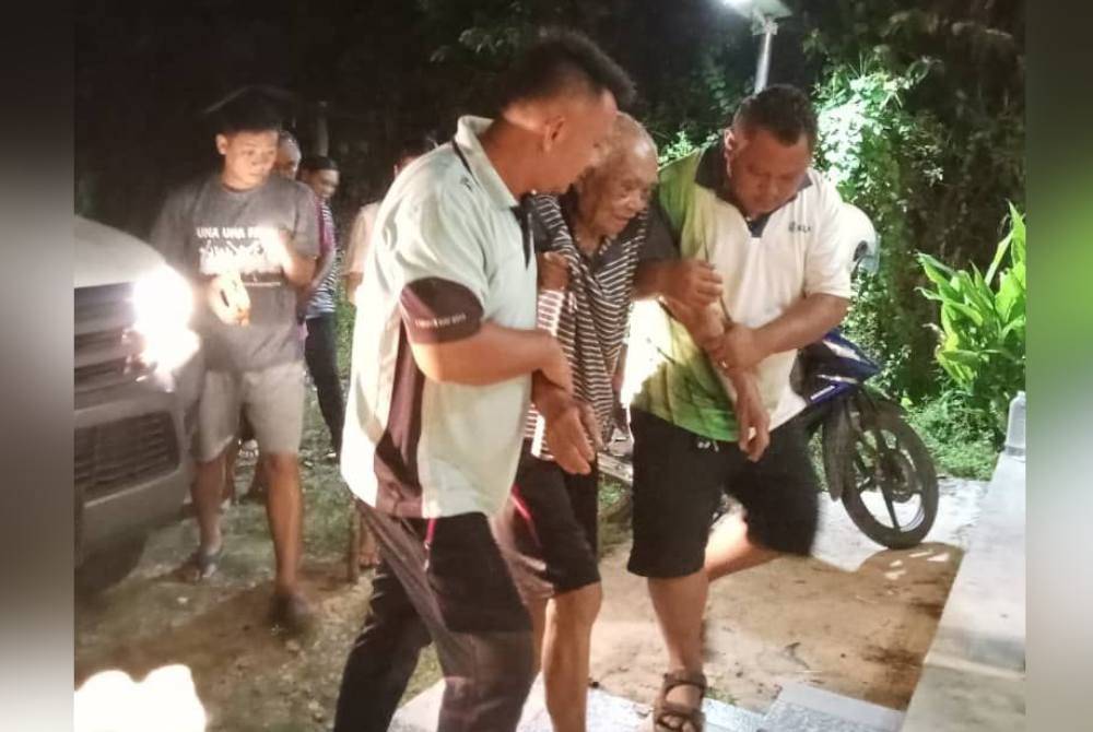 Warga emas yang hilang sejak Ahad lalu terpaksa dipapah selepas ditemui dalam keadaan lemah di kawasan kebun kira-kira satu kilometer dari rumahnya di Kampung Tambiliodn, Pitas.