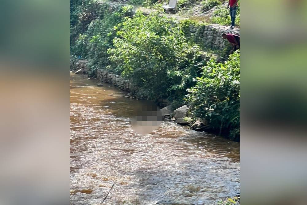 Lokasi penemuan mayat di tepi Sungai Jertih, berdekatan sebuah masjid di Besut pada pagi Rabu.