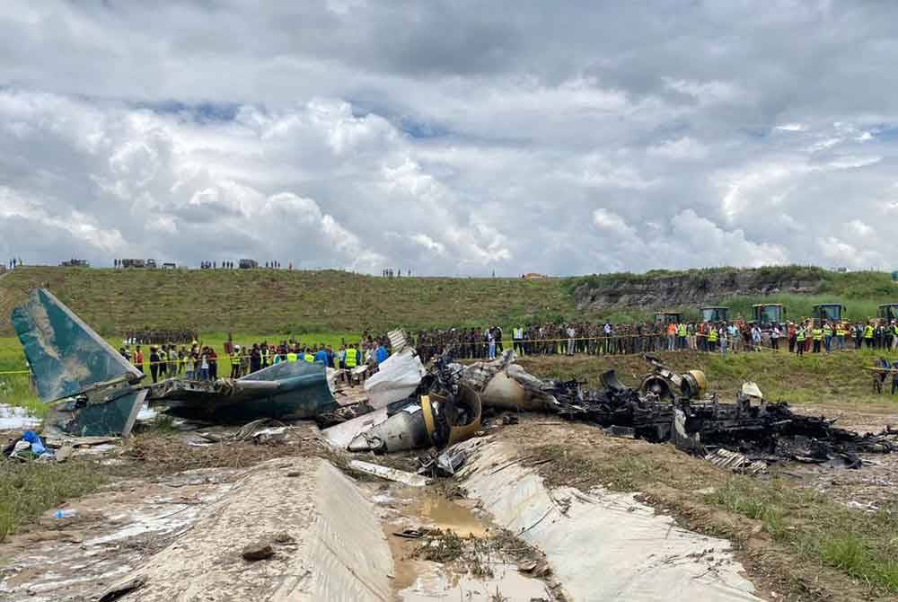 Seramai 22 orang terkorban selepas sebuah pesawat domestik terhempas di Lapangan Terbang Antarabangsa Tribhuvan (TIA) di Kathmandu pada Rabu. Foto EPA