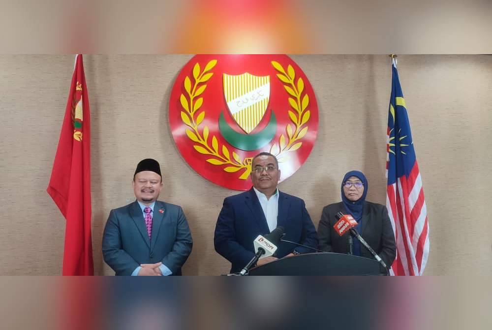 Muhammad Sanusi (tengah) pada sidang akhbar selepas Mesyuarat Exco Kedah di Wisma Darul Aman di sini, pada Rabu.