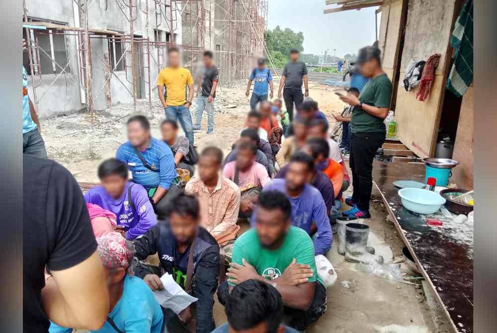 
Antara PATI yang ditahan dalam operasi dilakukan di sebuah tapak projek. Foto imigresen