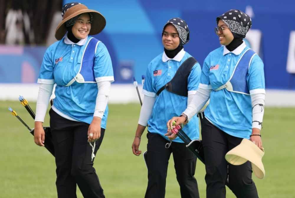 Dari kiri, Syaqiera, Ariana Nur Dania dan Nur Azreena ketika menjalani sesi latihan acara memanah pada Paris 2024 di Esplanade Des Invalides.