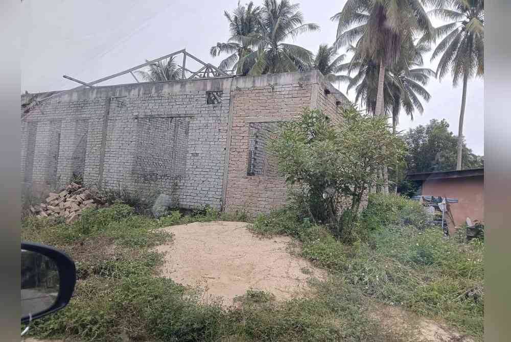 Rumah yang dibina Muhammad Ridzuan sejak enam tahun lalu.