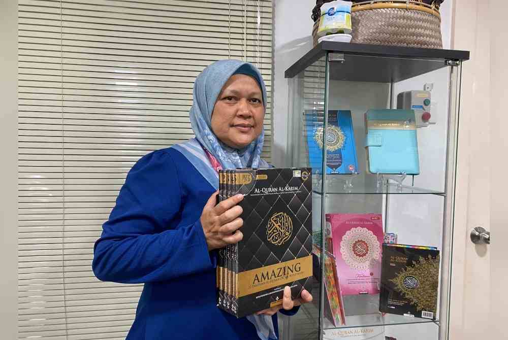 Roziyana menunjukkan al-Quran eksklusif yang dijual pada harga istimewa sempena Karnival Rakyat Karangkraf.