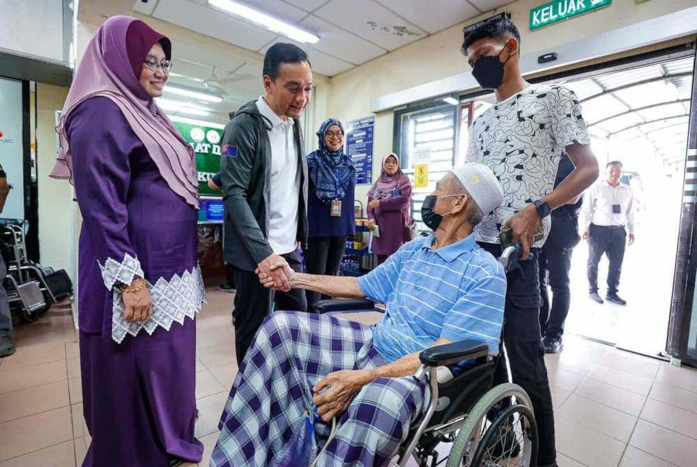 Onn Hafiz membuat lawatan mengejut ke Klinik Kesihatan Kulai pada pagi Khamis. Foto Facebook MB