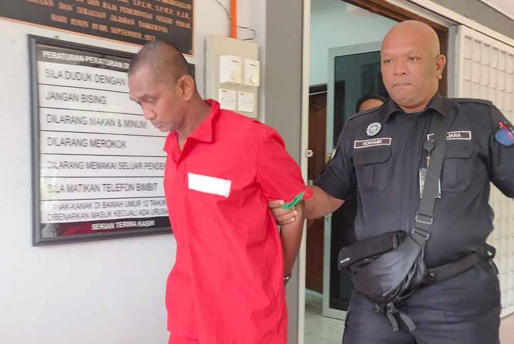 Muhammad Halmi dibawa keluar selepas selesai prosiding di Mahkamah Majistret Lenggong pada Khamis.