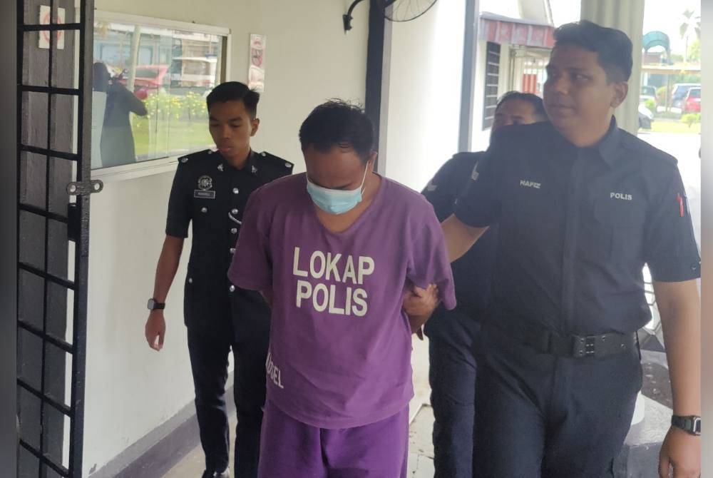 Tertuduh diiringi polis dibawa ke Mahkamah Majistret Sungai Besar di sini pada Khamis.