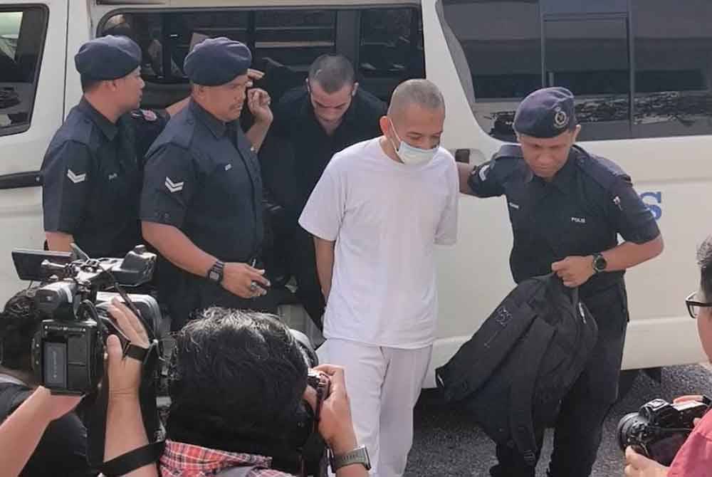 Hafizul (dua dari kanan) dibawa ke Mahkamah Sesyen Sepang pada Khamis, bagi sebutan semula kes melepaskan tembakan di KLIA Terminal 1, pada April lalu.