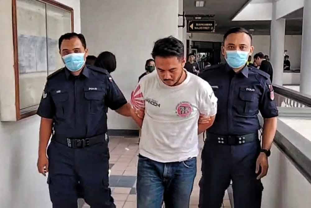 Mohd Ridzuan (tengah) didakwa si Mahkamah Majistret di sini, pada Khamis.