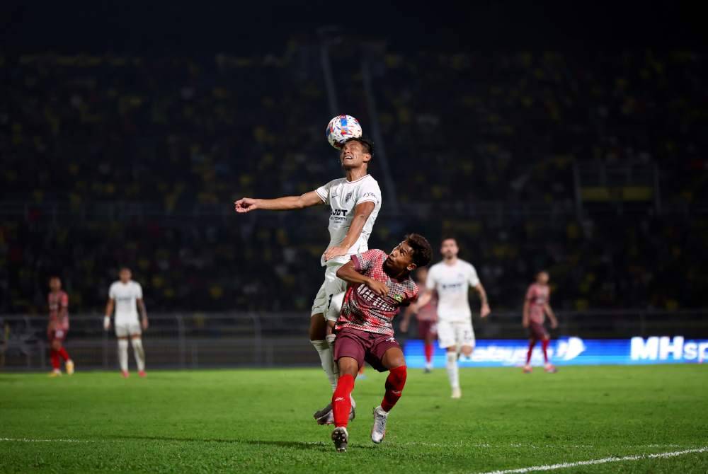 Pemain Kedah, Muhammad Nazmi Faiz Mansor mengasak pemain JDT Shahrul Mohd Saad pada perlawanan Piala FA, Kedah Darul Aman FC (KDAFC) bertemu Johor Darul Ta&#039;zim (JDT) di Stadium Darul Aman. Foto Bernama