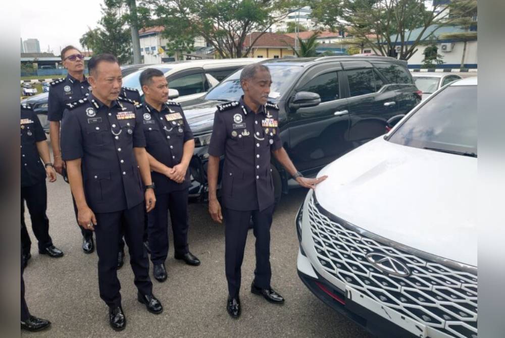 Kumar menunjukkan beberapa kereta mewah yang dirampas dalam Ops Lejang selepas sidang akhbar di IPK Johor, Johor Bahru pada Khamis.