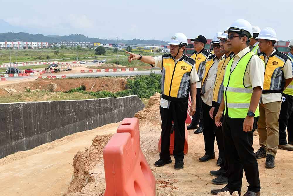 Ahmad Maslan (kiri) meninjau kemajuan tapak projek pembinaan Lingkaran Tengah Utama (LTU) di Bandar Utama, Gua Musang pada Khamis.