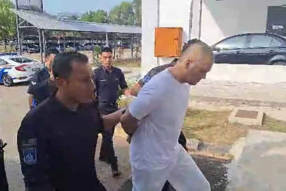 Abdul Azim diringi polis dibawa ke Mahkamah Sesyen Kuala Selangor di sini pada pada Khamis.