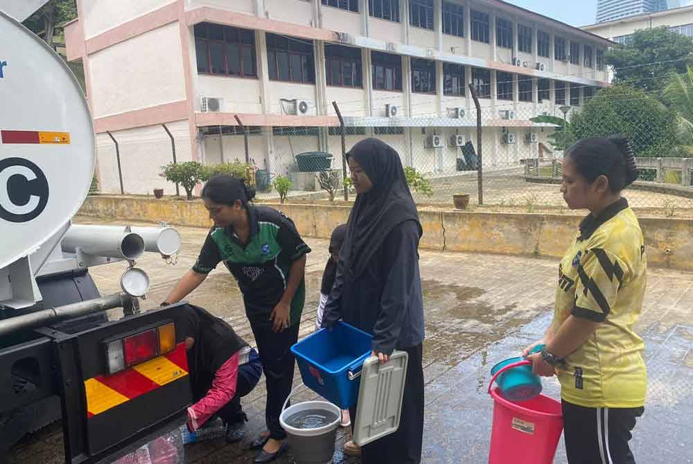 Khidmat lori tangki disediakan di kawasan terjejas. Gambar hiasan