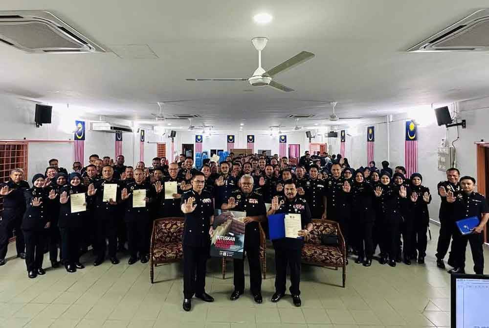 Azrin (kiri, depan) mengetuai JPJ Selangor dalam ikrar bebas rasuah pada Rabu. Foto JPJ Selangor