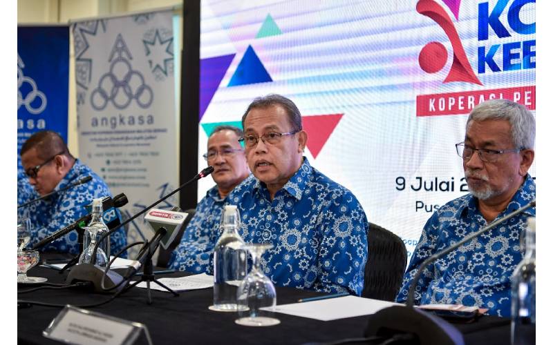 Presiden Angkatan Koperasi Kebangsaan Malaysia Bhd (Angkasa), Datuk Seri Dr Abdul Fattah Abdullah (dua, kanan) ketika sidang media pada Kongres Koperasi Kebangsaan 2024 di Pusat Dagangan Dunia Kuala Lumpur (WTC KL), hari ini.
-Foto Bernama