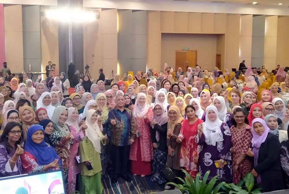 Saarani (tengah) bersama jemputan yang hadir selepas program Townhall Wanita Perak di Pusat Konvensyen Casuarina, Bandar Meru Raya di sini pada Khamis.