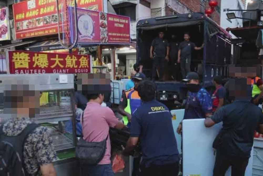 Operasi terhadap penjaja asing di Jalan Alor, Bukit Bintang pada Rabu.