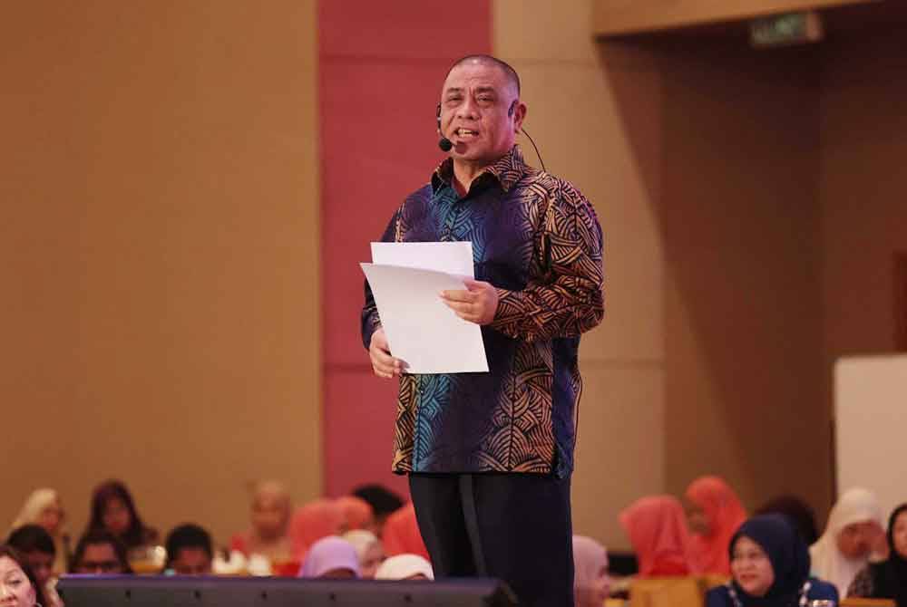 Saarani ketika menyampaikan ucapan sempena program Townhall Wanita Perak di Pusat Konvensyen Casuarina, Bandar Meru Raya pada Khamis.