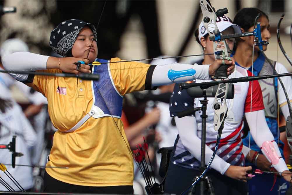 Syaqiera ketika beraksi dalam penentuan ranking acara recurve individu wanita Paris 2024 di Esplanade Des Invalides.