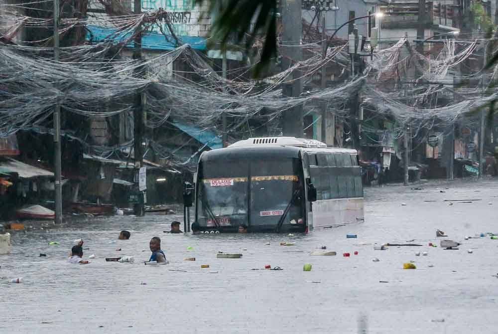 Banjir melanda bandar Quezon, Filipina selepas hujan tanpa henti yang dibawa oleh Taufan Gaemi. Foto Xinhua