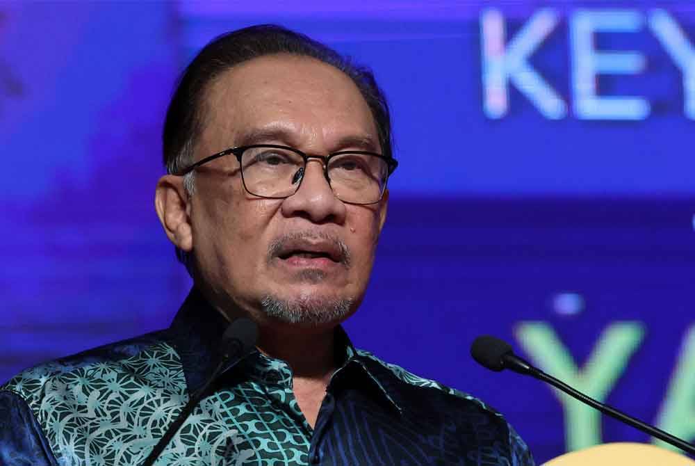 Anwar berucap pada Malam Gala Tahunan Dewan Perniagaan dan Perindustrian Kebangsaan Malaysia (NCCIM) ke-62 di sebuah hotel hari ini. Foto Bernama